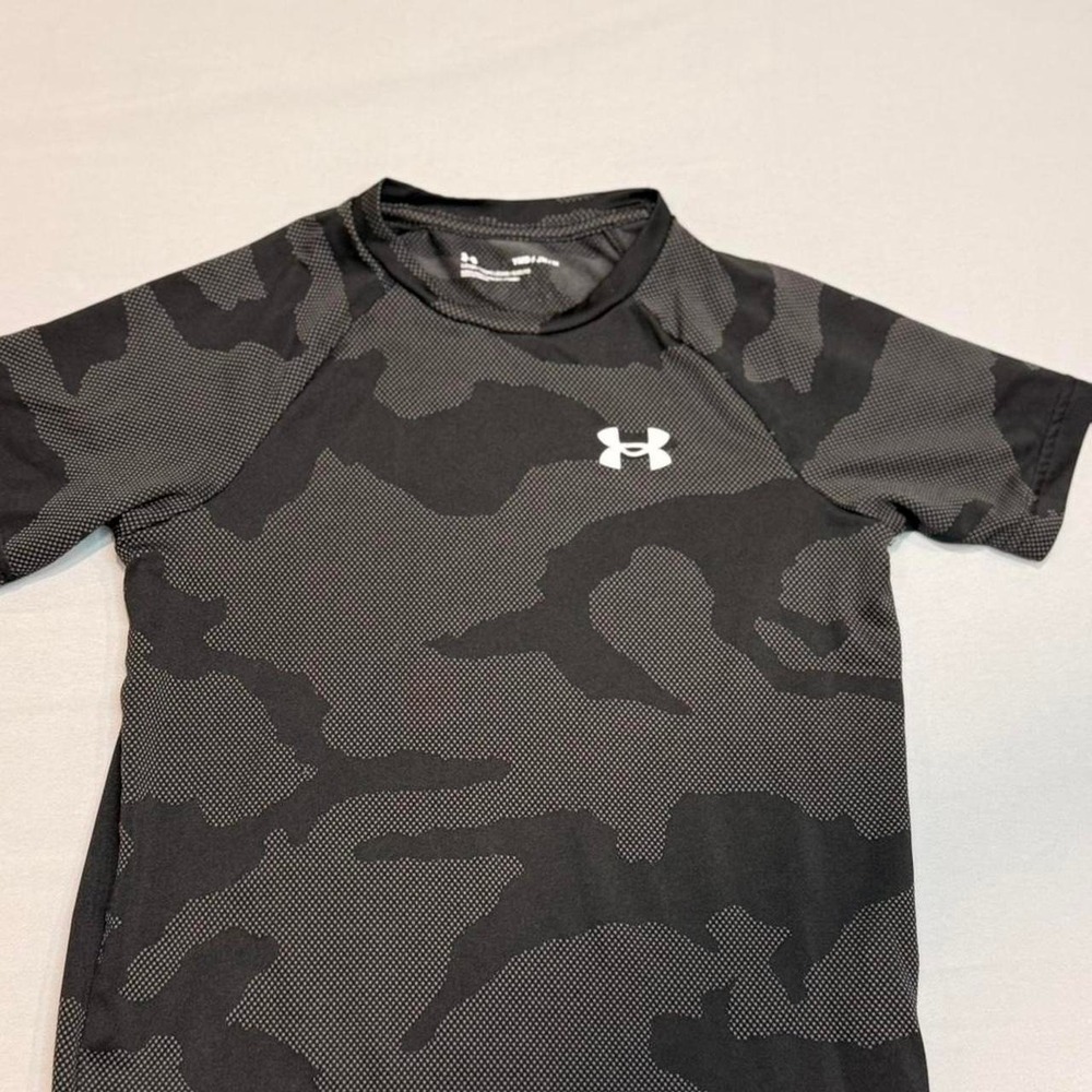 Under Armour black camo t-shirt Youth M